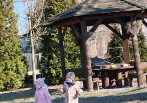 Dzieci bawią się w ogródku zielonym przy przedszkolu.