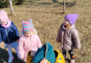 Dzieci bawią się w ogródku zielonym przy przedszkolu.