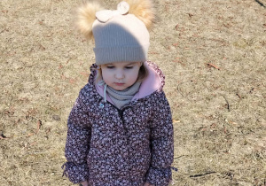 Dzieci bawią się w ogródku zielonym przy przedszkolu.