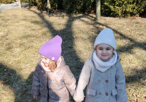 Dzieci bawią się w ogródku zielonym przy przedszkolu.