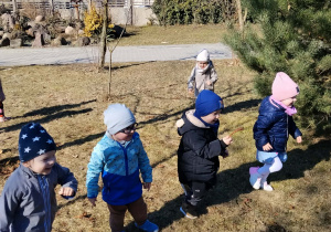 Dzieci bawią się w ogródku zielonym przy przedszkolu.