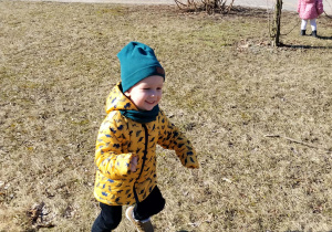 Dzieci bawią się w ogródku zielonym przy przedszkolu.