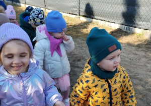 Dzieci spacerują nad zalewem.