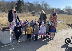 Dzieci spacerują nad zalewem.