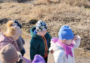 Dzieci spacerują nad zalewem.