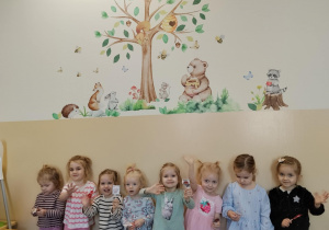 Dziewczynki z lizaczkami w rączkach.