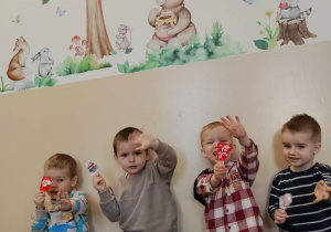 Chłopcy z lizaczkami w rączkach.