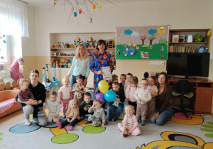 Zdjęcie grupowe z jubilatem.