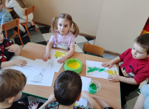 Praca plastyczna -malowanie paluszkami cebulki.