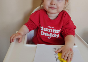 Dzieci malują paluszkami cebulki kwiatów.