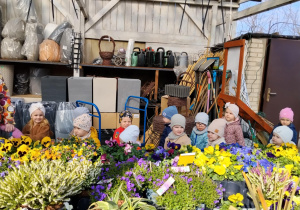 Dzieciaki w sklepie ogrodniczym.