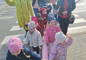 Dzieci spacerują ulicami miasta.