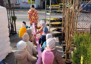 Dzieciaki w sklepie ogrodniczym.