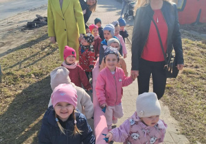 Dzieci spacerują ulicami miasta.