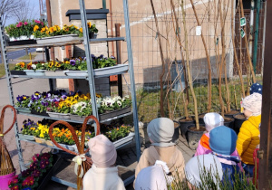 Dzieciaki w sklepie ogrodniczym.