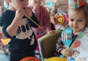 Jubilatka z dyplomem urodzinowym.