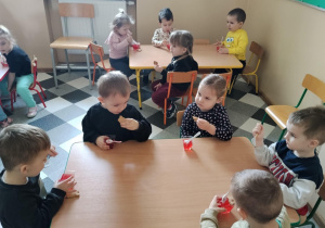 Dzieci podczas poczęstunku urodzinowego.