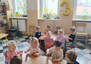 Dzieci podczas poczęstunku urodzinowego.