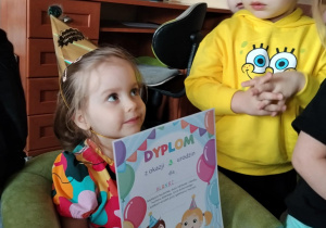 Jubilatka z dyplomem urodzinowym.