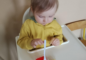 Dziewczynka z deserkiem urodzinowym.