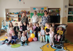 Zdjęcie grupowe z jubilatkami.