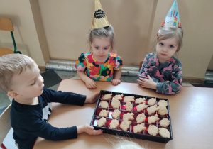 Dzieci podczas poczęstunku urodzinowego.