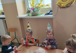 Dzieci podczas poczęstunku urodzinowego.