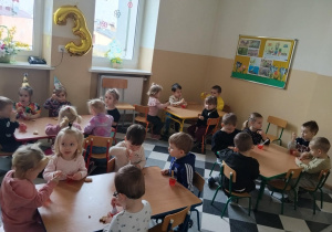 Dzieci podczas poczęstunku urodzinowego.