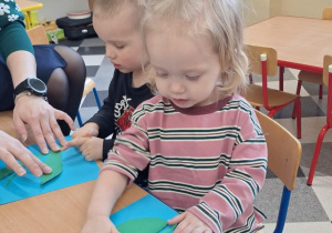 Dzieci robią przebiśniegi.