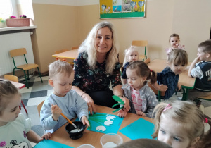 Dzieci robią przebiśniegi.