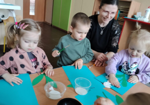 Dzieci robią przebiśniegi.