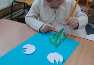 Dzieci robią przebiśniegi.