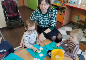 Dzieci robią przebiśniegi.