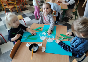 Dzieci robią przebiśniegi.