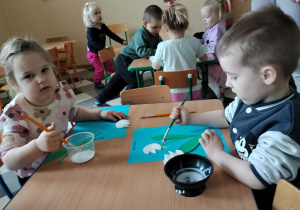 Dzieci robią przebiśniegi.