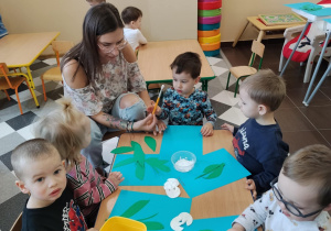 Dzieci robią przebiśniegi.