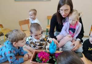 Dzieci sadzą kwiatki.