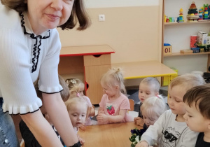 Dzieci sadzą kwiatki.