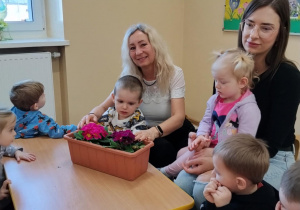 Dzieci sadzą kwiatki.