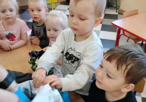 Dzieci sadzą kwiatki.