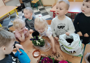 Dzieci sadzą kwiatki.