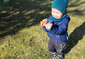 Dziecko z jajeczkami niespodzianka.