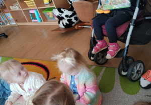 Dzieci dostają upominki od zająca wielkanocnego.