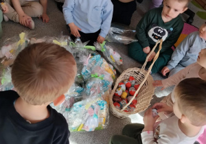 Dzieci dostają upominki od zająca wielkanocnego.