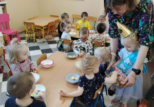 Poczęstunek przy stolikach.