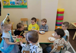 Poczęstunek przy stolikach.