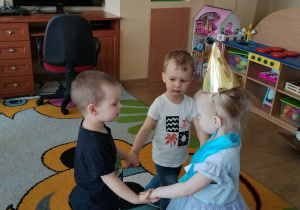 Jubilatka podczas tańców urodzinowych.