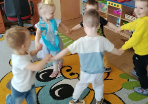 Jubilatka podczas tańców urodzinowych.