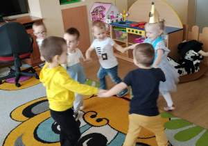Jubilatka podczas tańców urodzinowych.