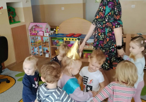 Jubilatka podczas tańców urodzinowych.